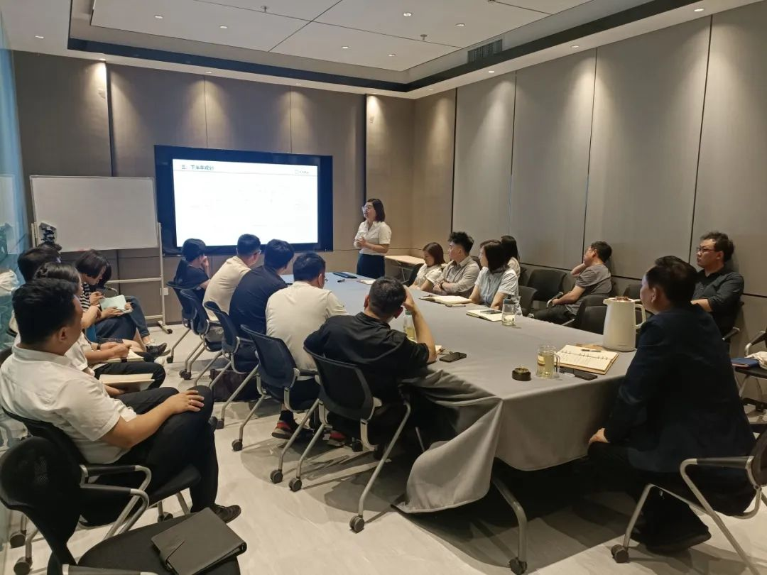 家居年中总结会.png