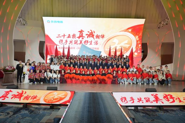 演职人员大合照-1.jpg